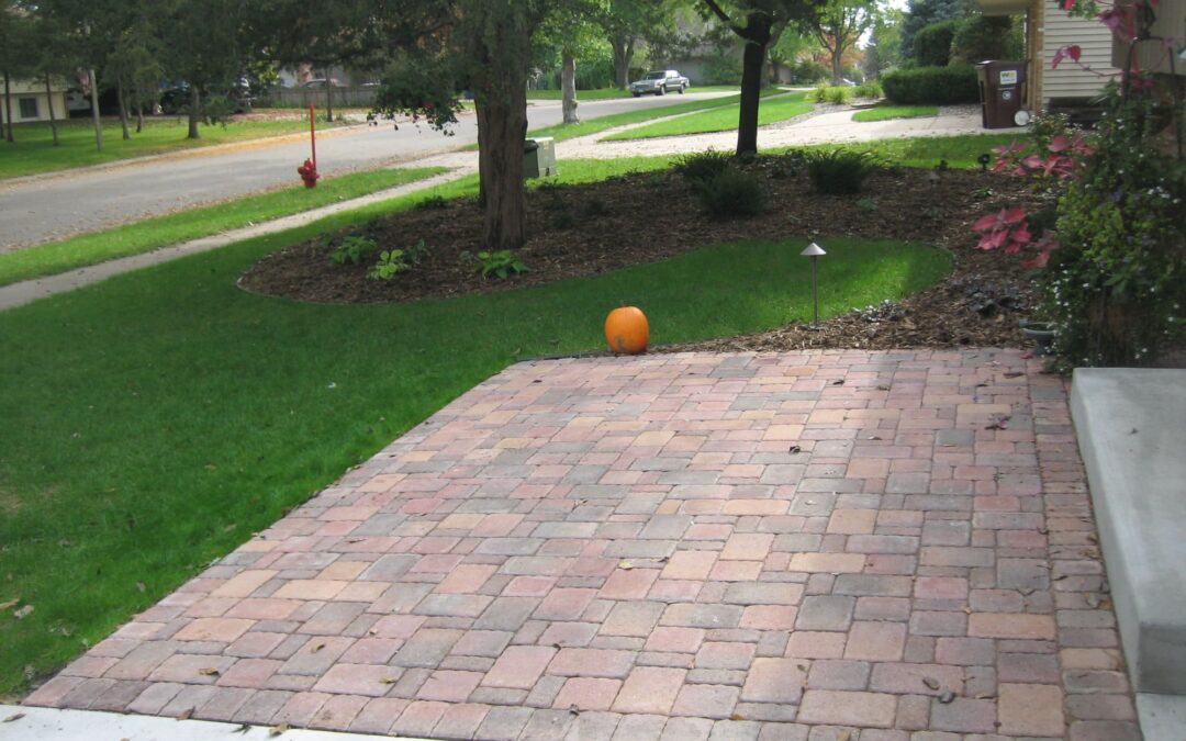 Borgert Autumn Blend Cobble Front Paver Patio in Apple Valley